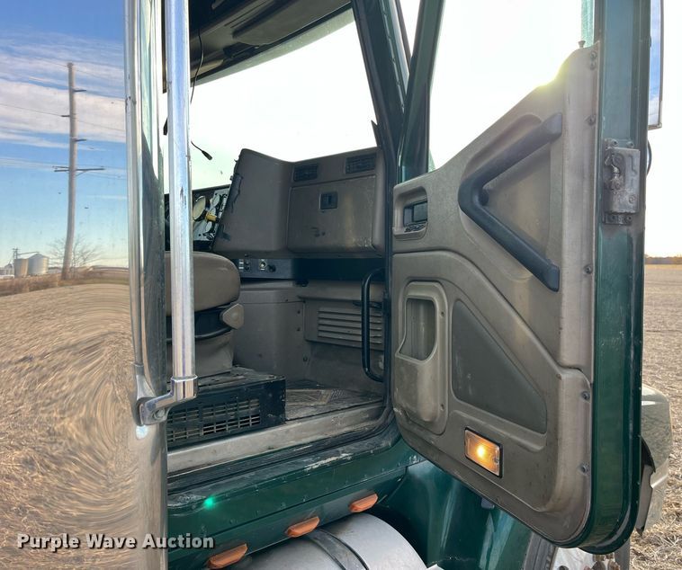 image for item LD9844 2007 International  9400i semi truck