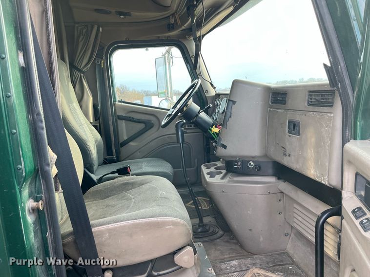 image for item LD9844 2007 International  9400i semi truck