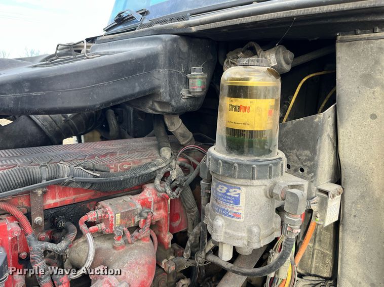 image for item LD9844 2007 International  9400i semi truck