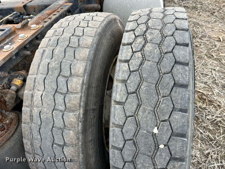 image for item LD9844 2007 International  9400i semi truck