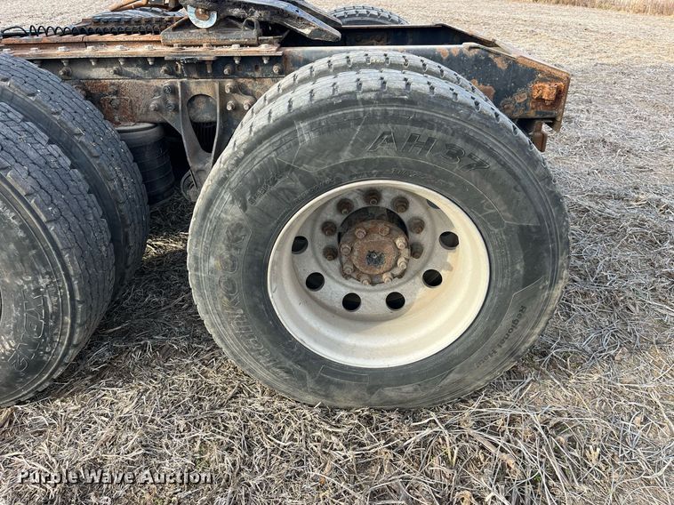 image for item LD9844 2007 International  9400i semi truck