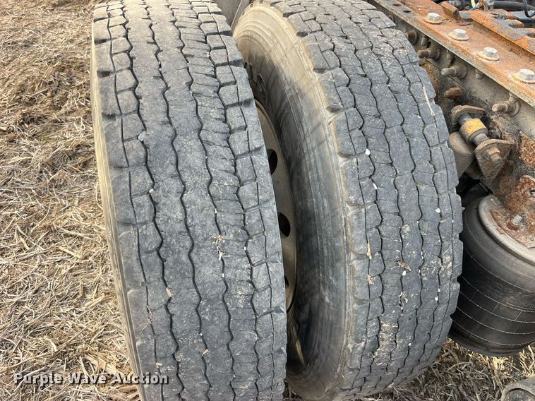 image for item LD9844 2007 International  9400i semi truck