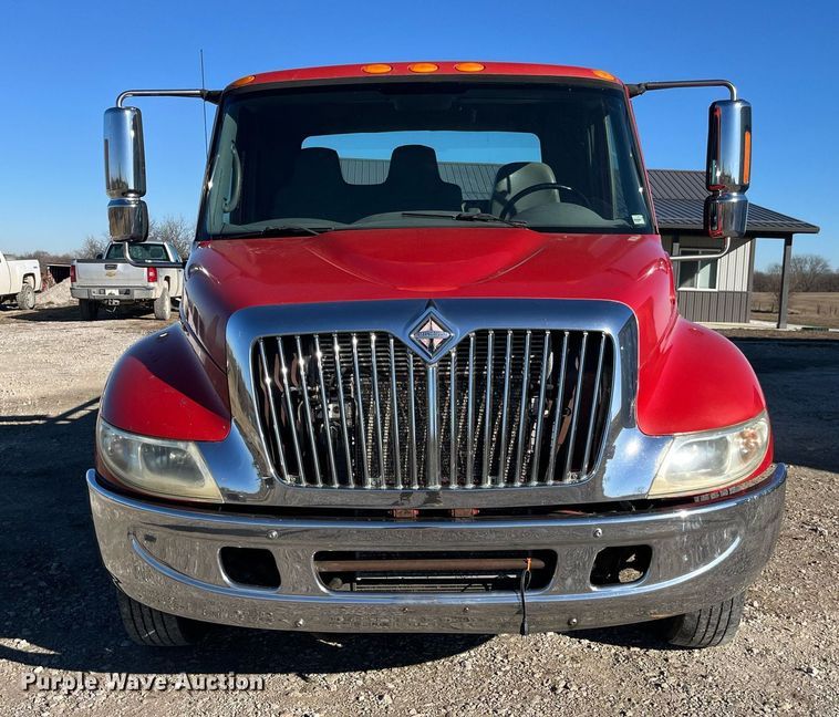 image for item LD9989 2005 International  4300 rollback truck