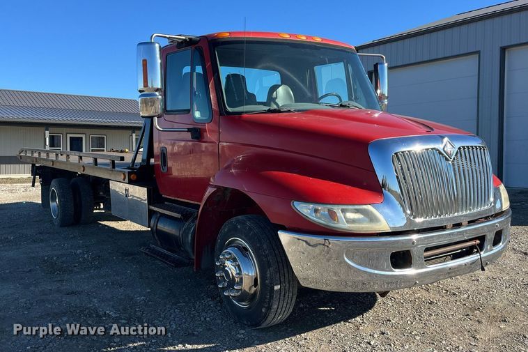 image for item LD9989 2005 International  4300 rollback truck