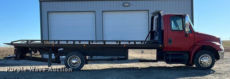 image for item LD9989 2005 International  4300 rollback truck