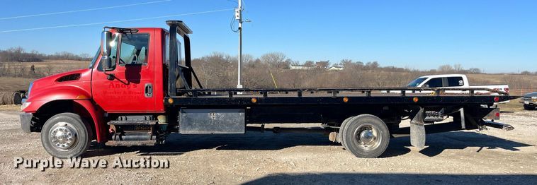 image for item LD9989 2005 International  4300 rollback truck