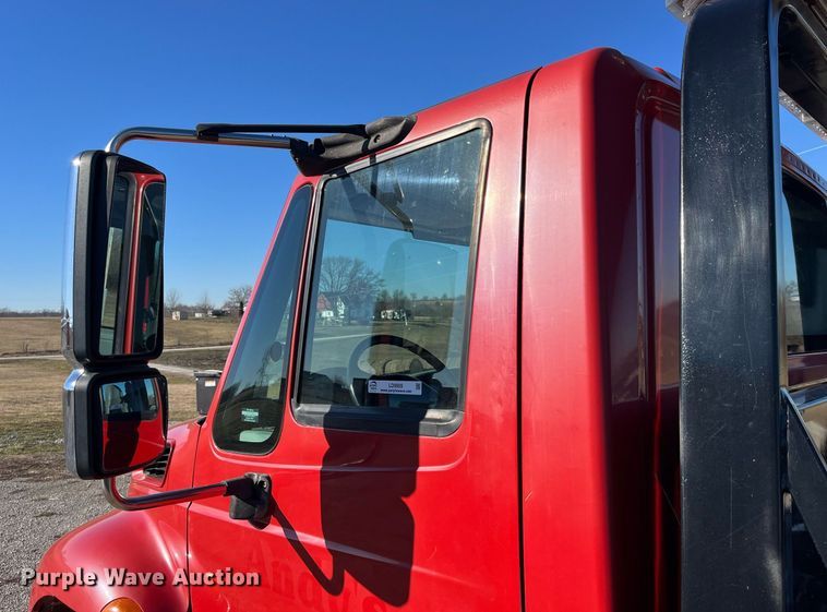 image for item LD9989 2005 International  4300 rollback truck