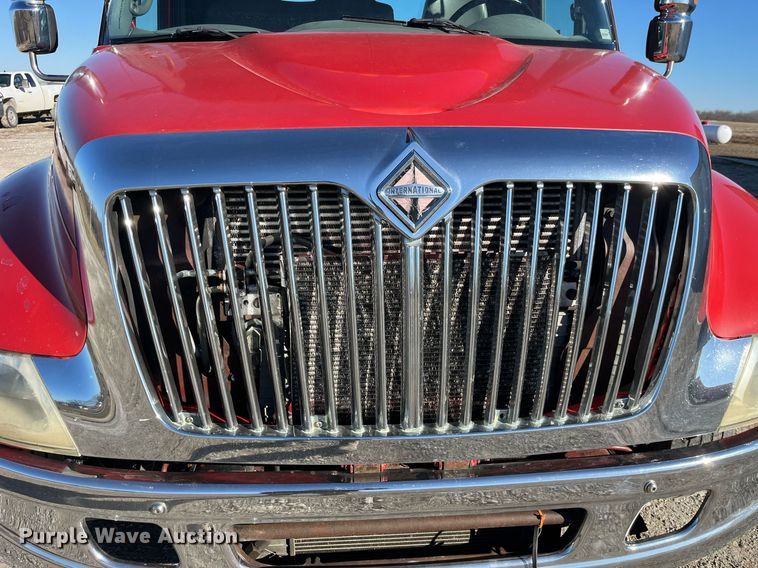 image for item LD9989 2005 International  4300 rollback truck