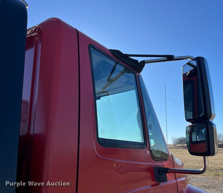 image for item LD9989 2005 International  4300 rollback truck