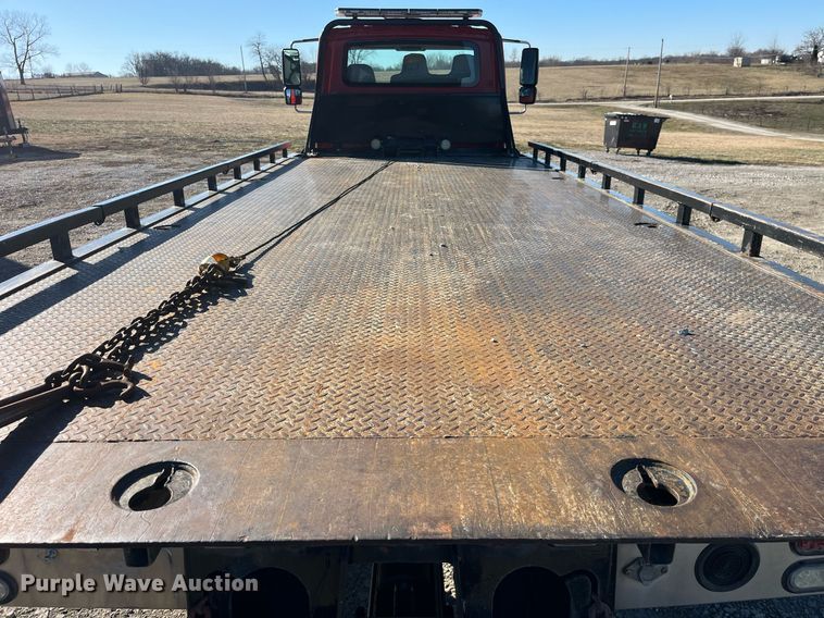 image for item LD9989 2005 International  4300 rollback truck