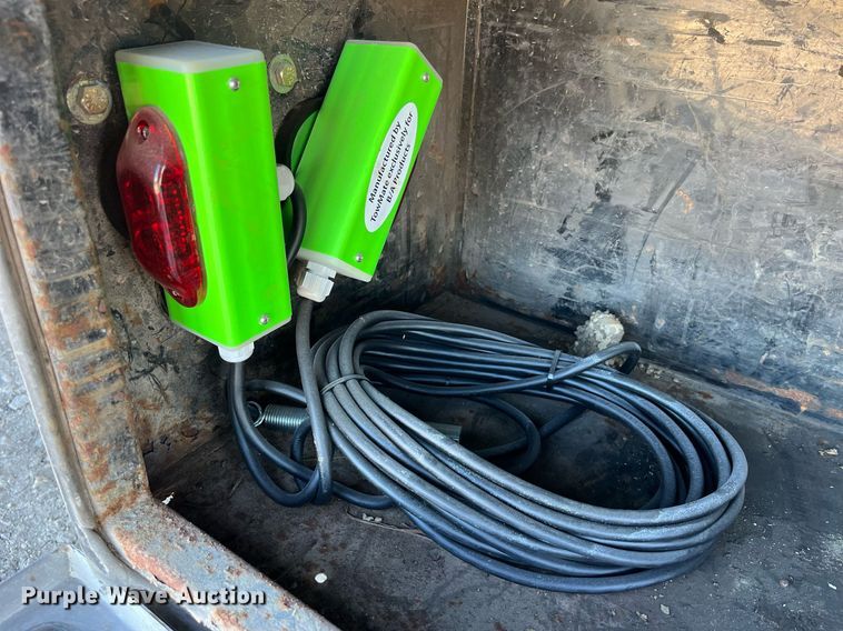 image for item LD9989 2005 International  4300 rollback truck