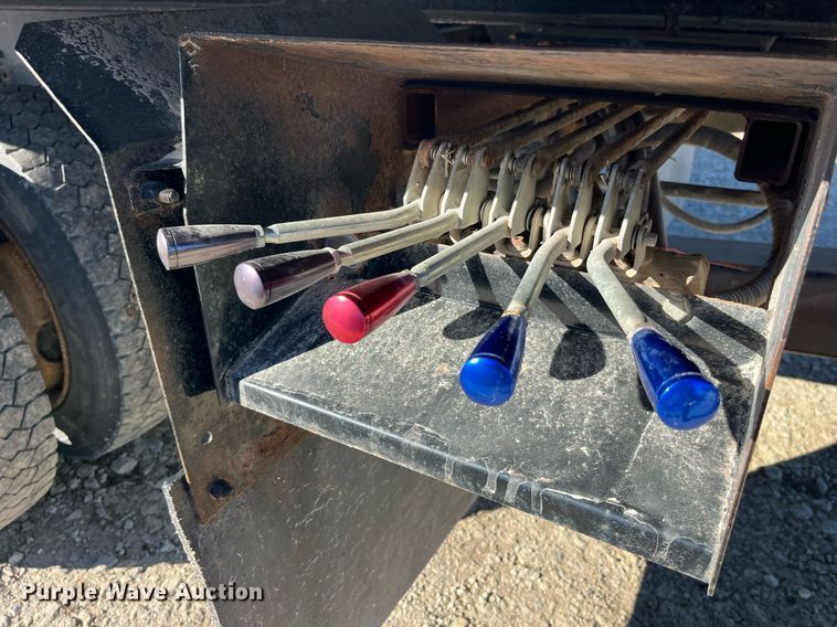 image for item LD9989 2005 International  4300 rollback truck