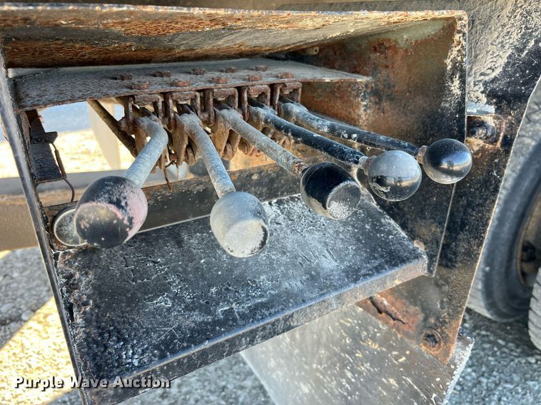 image for item LD9989 2005 International  4300 rollback truck