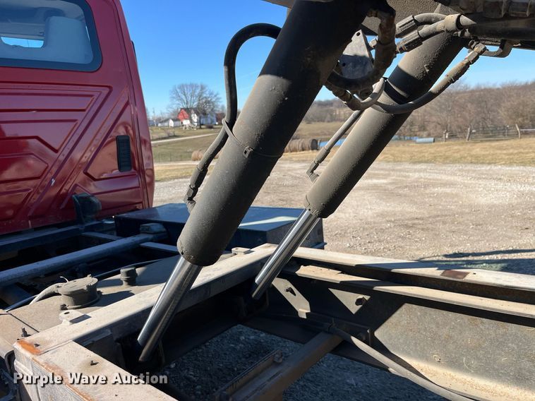 image for item LD9989 2005 International  4300 rollback truck