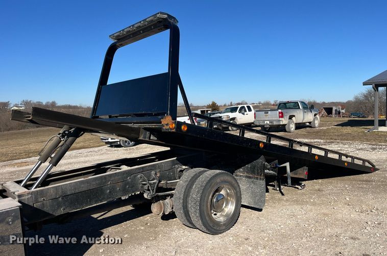 image for item LD9989 2005 International  4300 rollback truck