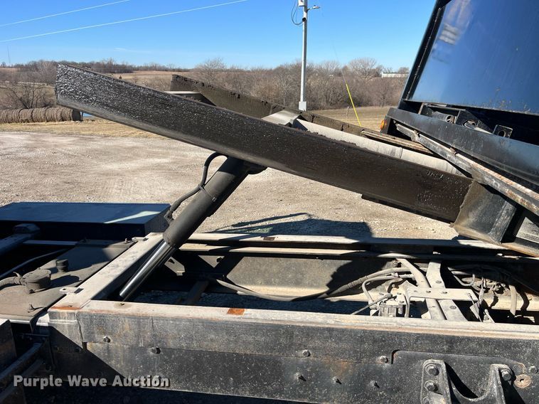 image for item LD9989 2005 International  4300 rollback truck