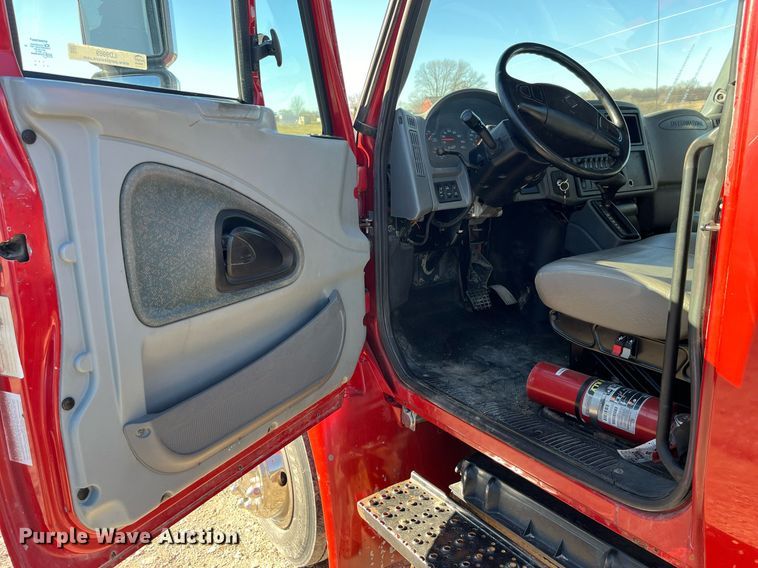 image for item LD9989 2005 International  4300 rollback truck