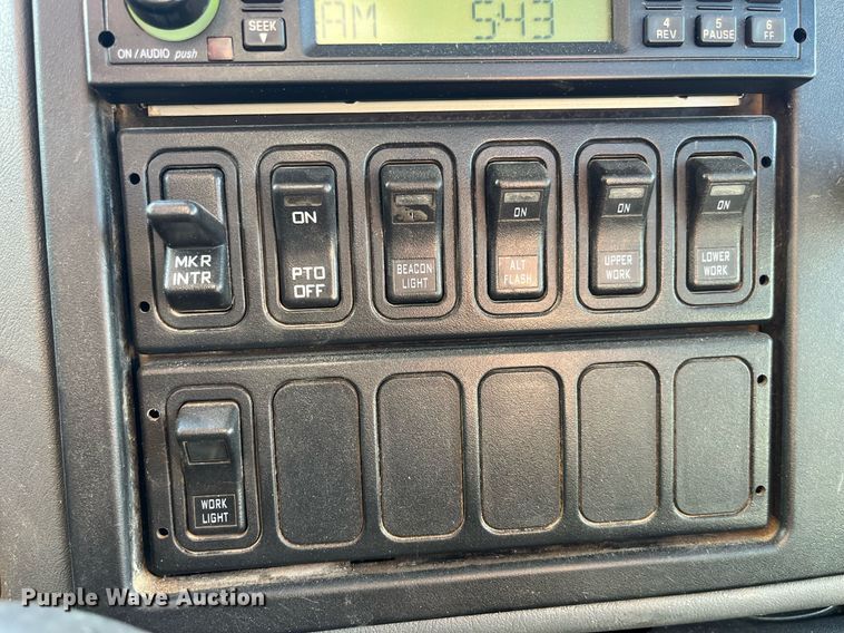 image for item LD9989 2005 International  4300 rollback truck