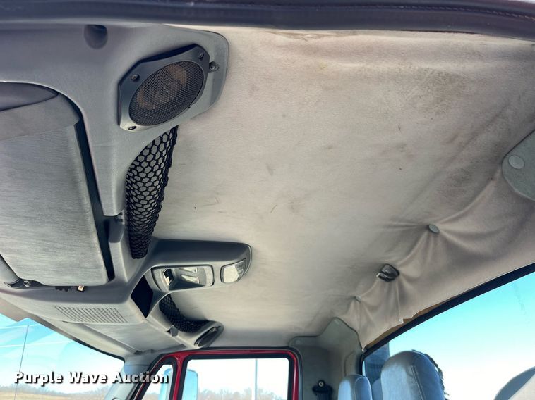 image for item LD9989 2005 International  4300 rollback truck