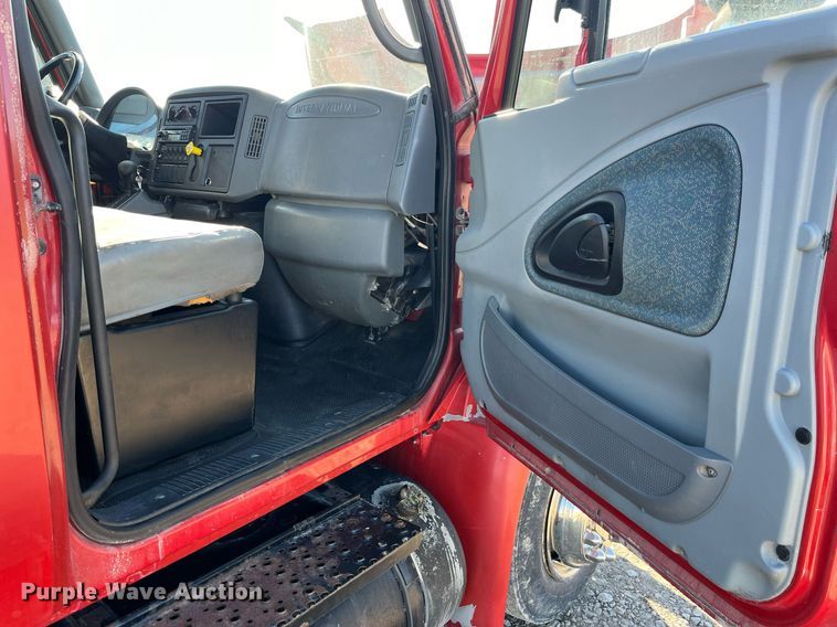 image for item LD9989 2005 International  4300 rollback truck