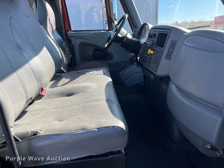 image for item LD9989 2005 International  4300 rollback truck