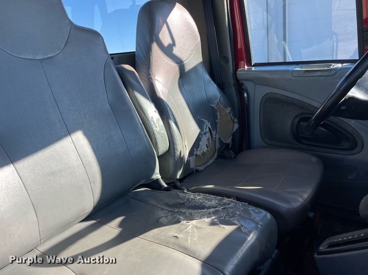 image for item LD9989 2005 International  4300 rollback truck