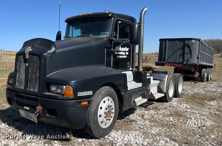 image for item LE9024 1995 Kenworth T600 semi truck