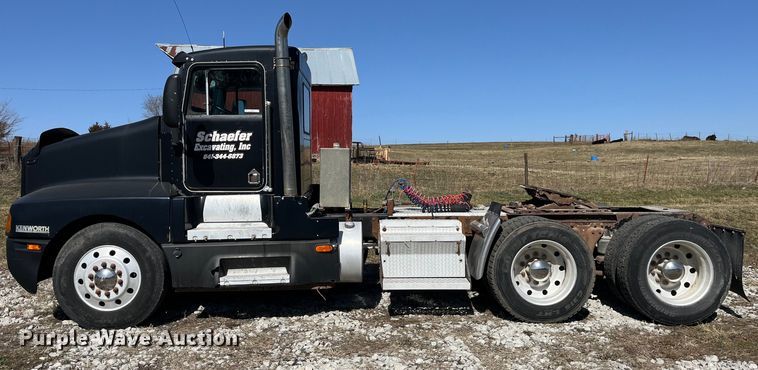 image for item LE9024 1995 Kenworth T600 semi truck