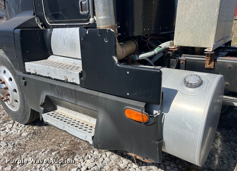 image for item LE9024 1995 Kenworth T600 semi truck