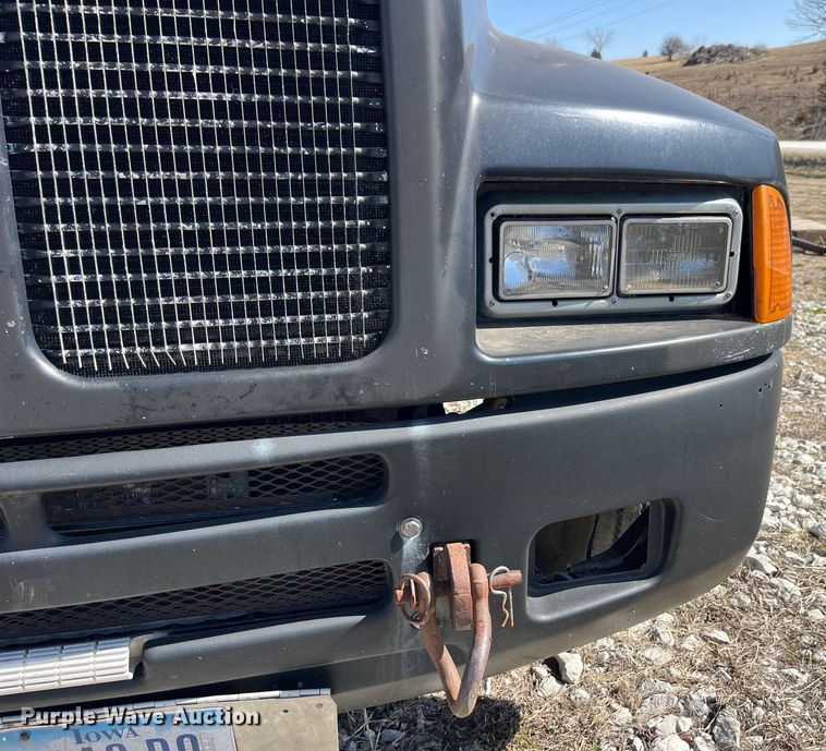 image for item LE9024 1995 Kenworth T600 semi truck