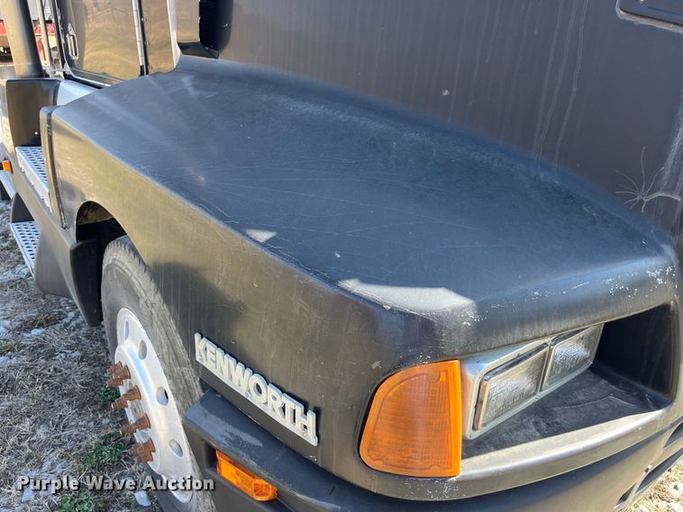 image for item LE9024 1995 Kenworth T600 semi truck