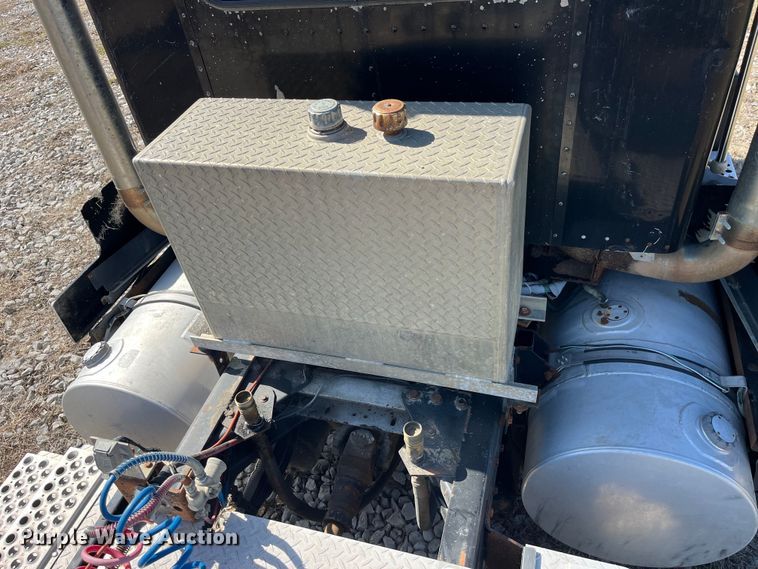 image for item LE9024 1995 Kenworth T600 semi truck