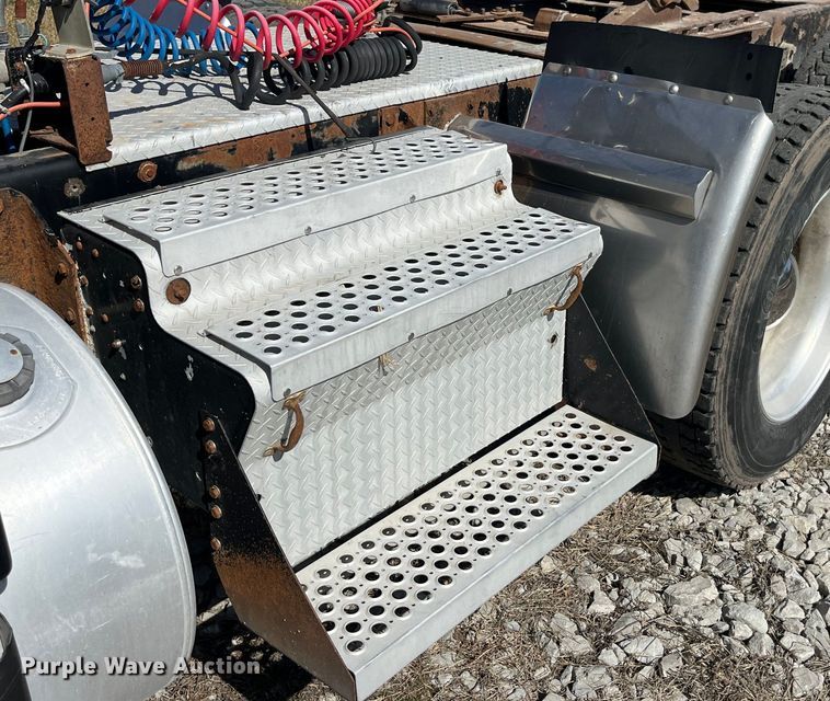 image for item LE9024 1995 Kenworth T600 semi truck