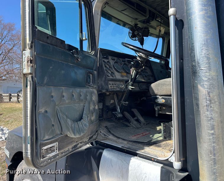 image for item LE9024 1995 Kenworth T600 semi truck