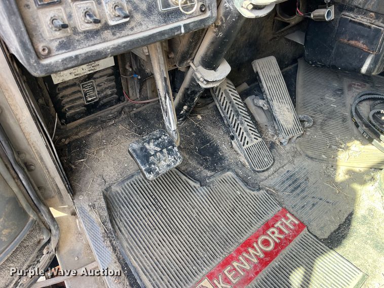 image for item LE9024 1995 Kenworth T600 semi truck