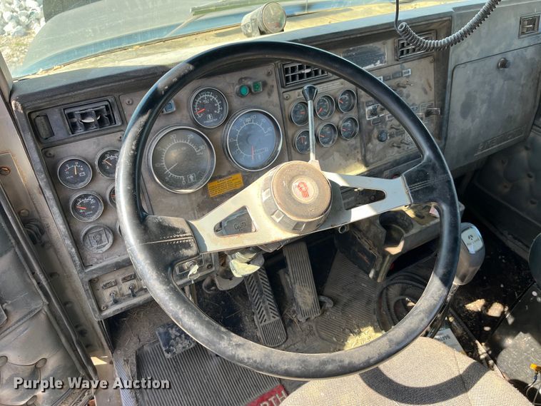 image for item LE9024 1995 Kenworth T600 semi truck