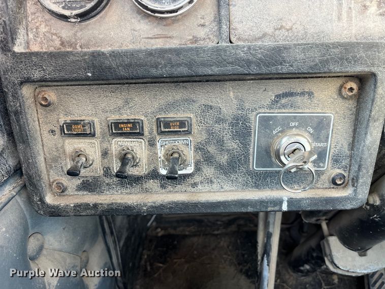 image for item LE9024 1995 Kenworth T600 semi truck