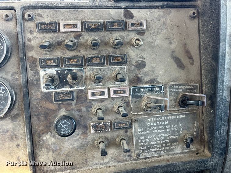 image for item LE9024 1995 Kenworth T600 semi truck