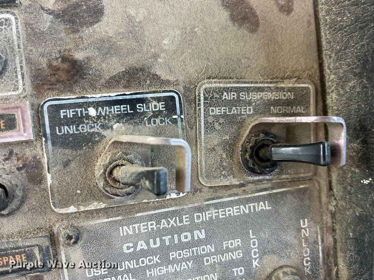 image for item LE9024 1995 Kenworth T600 semi truck