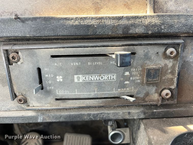 image for item LE9024 1995 Kenworth T600 semi truck