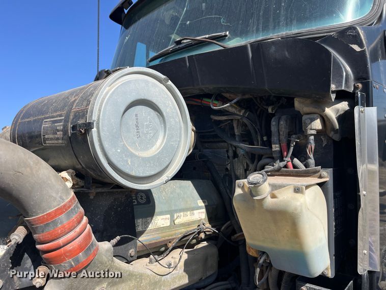 image for item LE9024 1995 Kenworth T600 semi truck