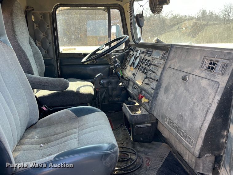 image for item LE9024 1995 Kenworth T600 semi truck
