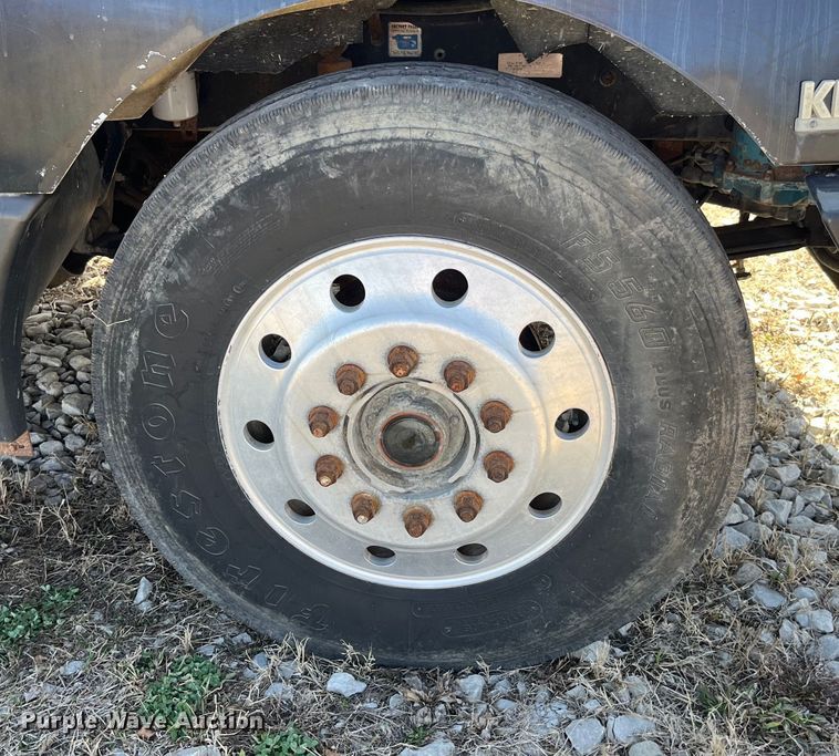 image for item LE9024 1995 Kenworth T600 semi truck