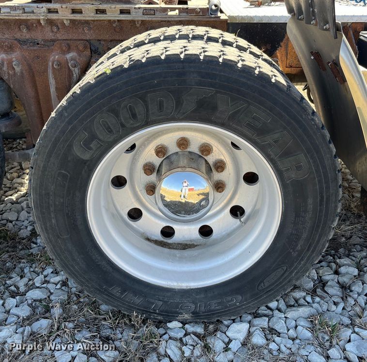 image for item LE9024 1995 Kenworth T600 semi truck