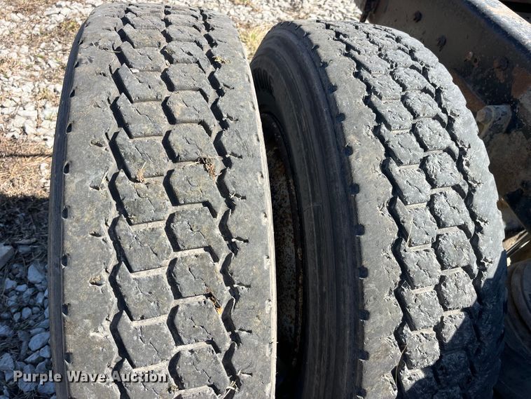 image for item LE9024 1995 Kenworth T600 semi truck