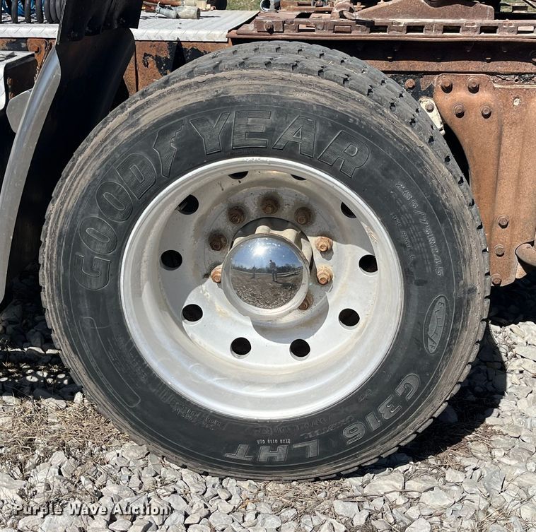 image for item LE9024 1995 Kenworth T600 semi truck