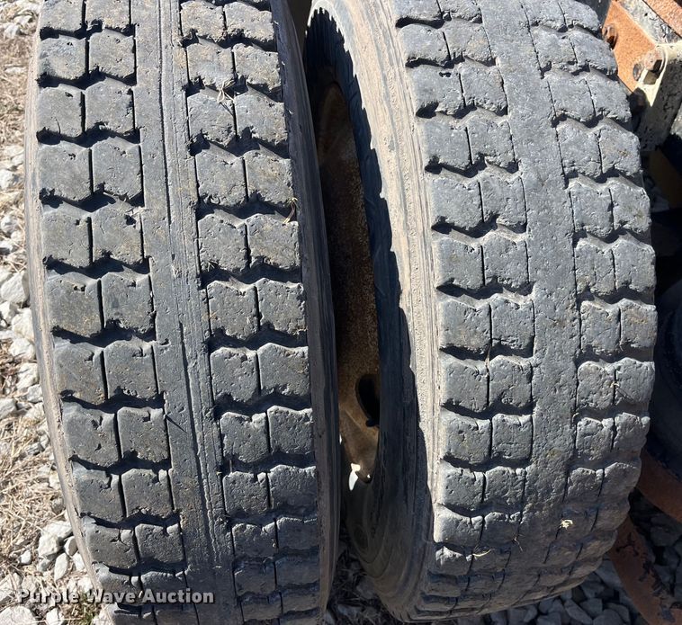 image for item LE9024 1995 Kenworth T600 semi truck