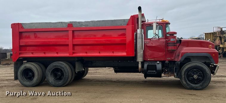 image for item LO9488 1999 Mack RD690S dump truck