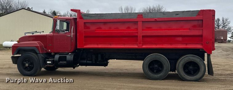 image for item LO9488 1999 Mack RD690S dump truck