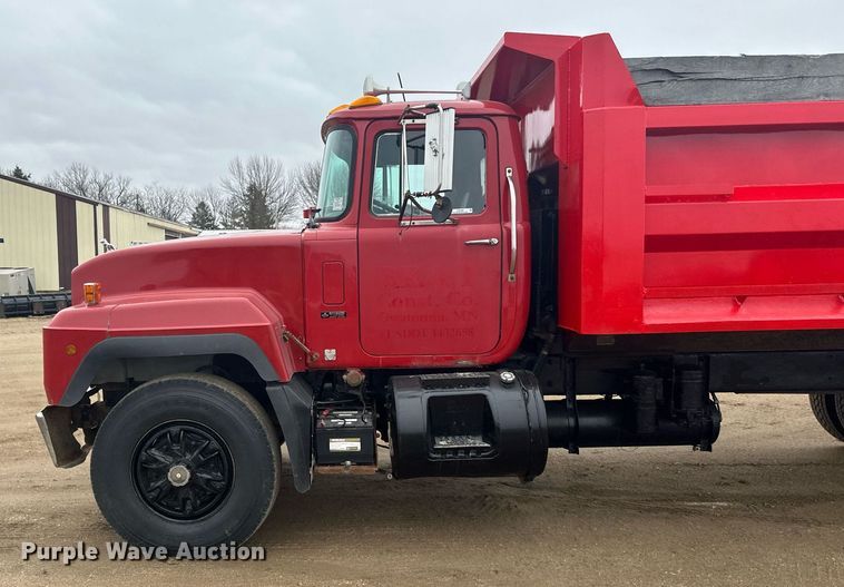 image for item LO9488 1999 Mack RD690S dump truck